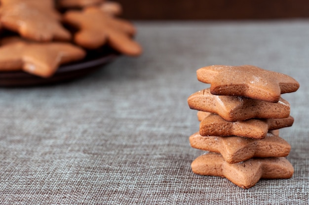 Schließen Sie oben von gebackenen Lebkuchenplätzchen für Weihnachten