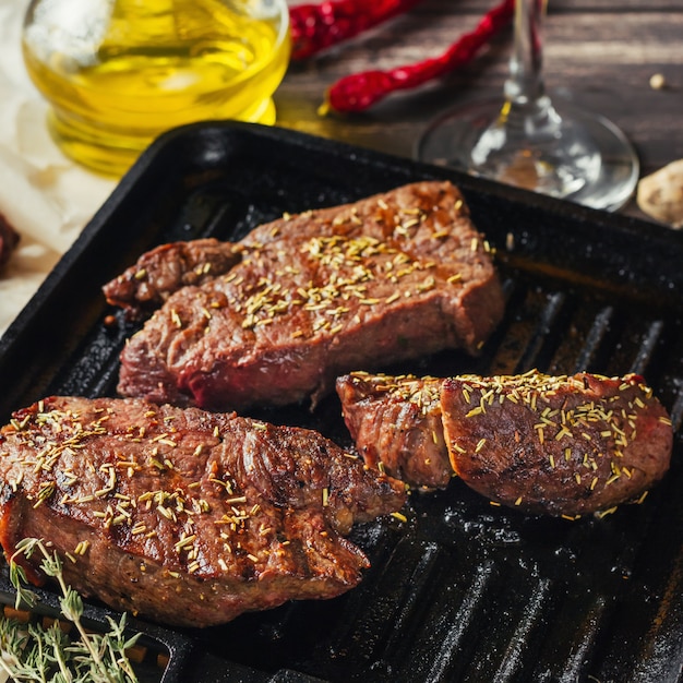 Schließen Sie oben von gebratenen Stücken Fleischsteaks in der Bratpfanne