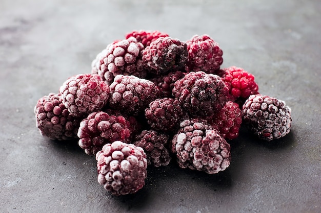 Schließen Sie oben von gefrorenen Brombeeren auf einem dunklen Hintergrund Gesundes Lebensmittelvitamin-Snack-Dessert