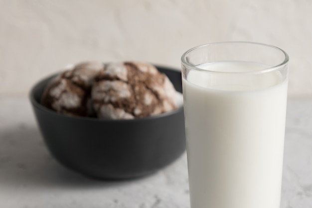 Schließen Sie oben von Glas Milch mit knusprigen knusprigen Schokoladenplätzchen. Leckerer Snack oder Frühstück