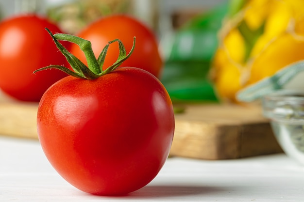 Schließen Sie oben von Kirschtomaten auf Küchentisch