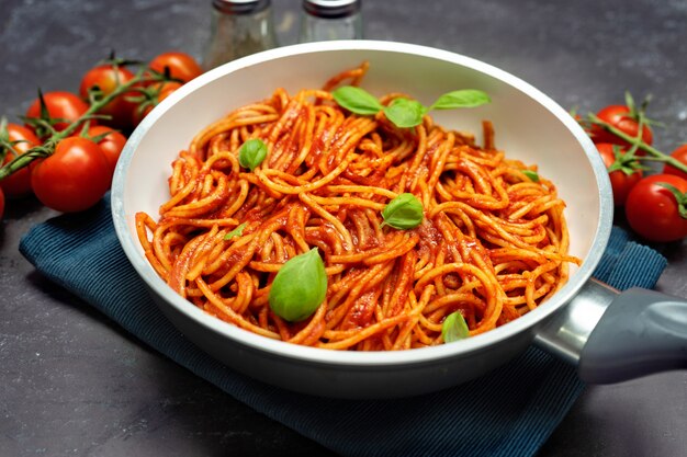 Schließen Sie oben von Spaghetti mit Tomatensuace in einer Pfanne