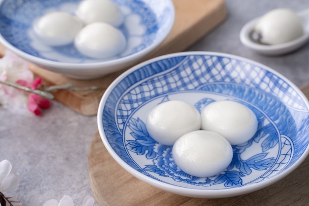 Schließen Sie oben von Tangyuan für Wintersonnenwende Festival Essen auf grauem Tisch Hintergrund.