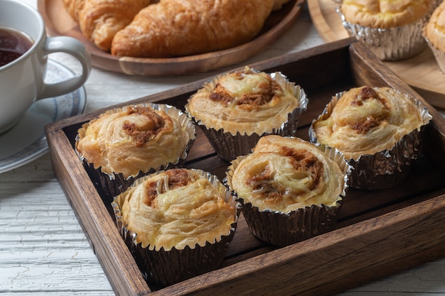 Schließen Sie oben von zerrissenem Schweinefleischbrötchen auf hölzerner Platte