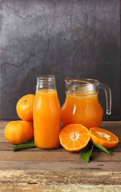 Schließen Sie Orangensaft und Obst für eine gute Gesundheit