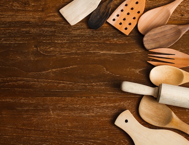 Schließen Sie Porträt von verschiedenen Küchenutensilien aus Holz auf Holztisch