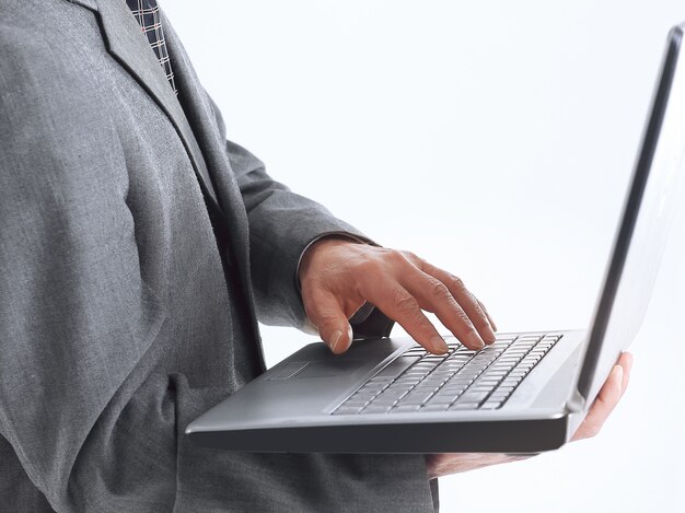 Schließen Sie up.businessman, das auf einem Laptop keyboard.isolated auf weißem Hintergrund schreibt.