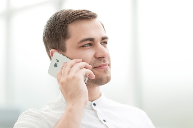 Schließen Sie up.successful Geschäftsmann, der auf seinem Smartphone spricht. Geschäftskonzept