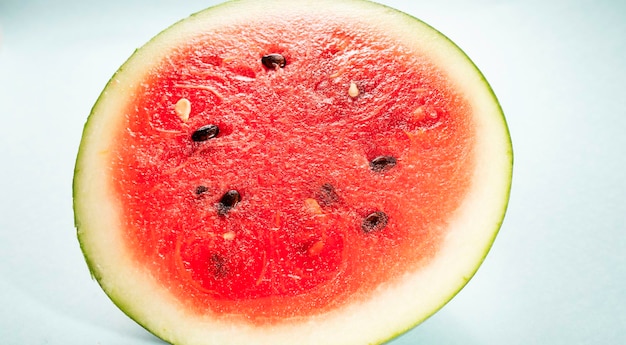Schließt die Hälfte des frischen Wassermelonenfutters