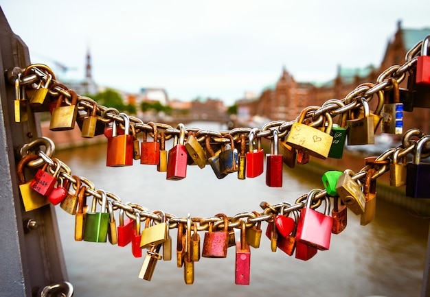 Schlösser auf der historischen Brücke in Hamburg