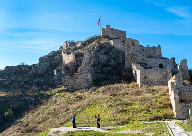 Schloss Amasya und Touristen, die Fotos im Schloss machen