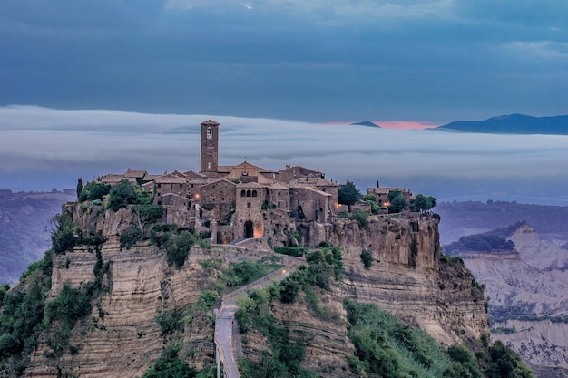 Schloss auf dem Berg gegen den bewölkten Himmel