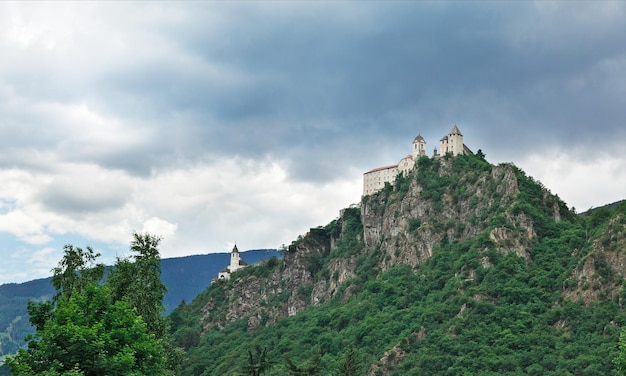 Schloss auf dem Hintergrund der Alpen in Italien