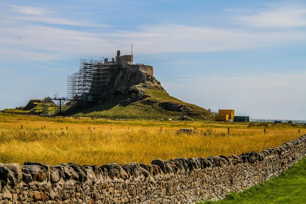 Foto schloss auf grasbewachsenem feld gegen den himmel