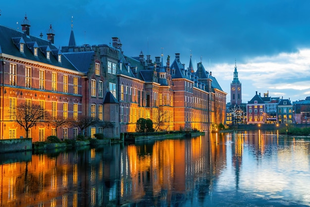 Foto schloss binnenhof oder stadtbild des niederländischen parlaments im stadtzentrum von den haag in den niederlanden in der dämmerung