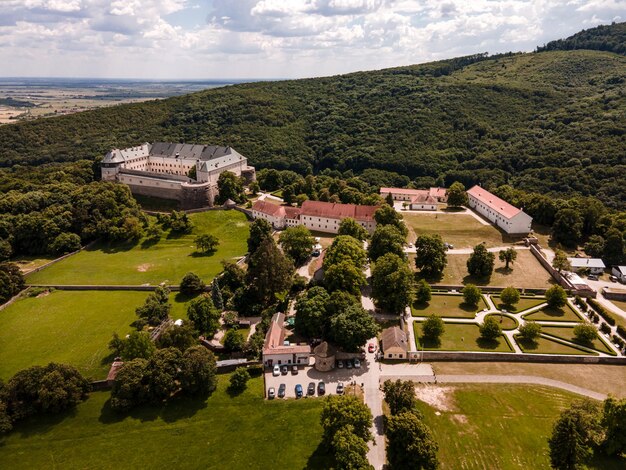 Schloss Cerveny Kamen ist ein Schloss aus dem 13. Jahrhundert in der Slowakei Schloss mit schönem Garten und Park