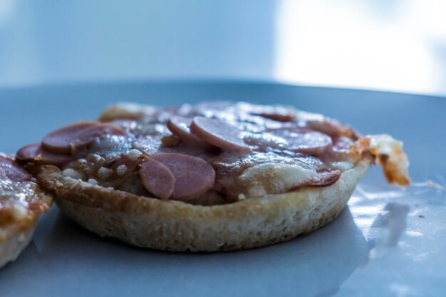 Foto schloss eine mini-pizza in einem teller auf