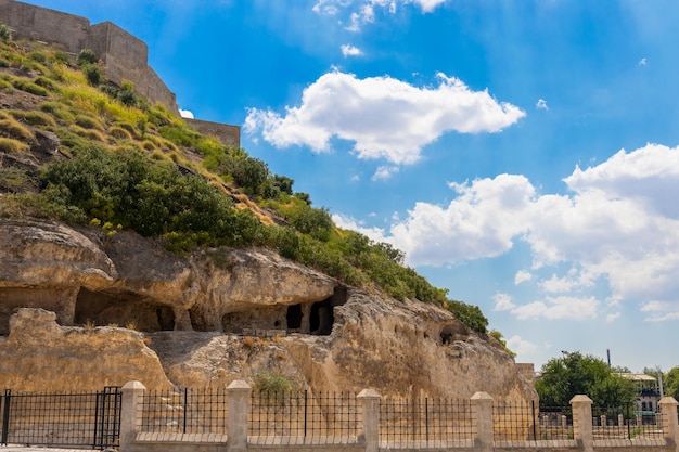 Schloss Gaziantep in der Türkei. Burglandschaft mit blauem Himmel und Wolken.