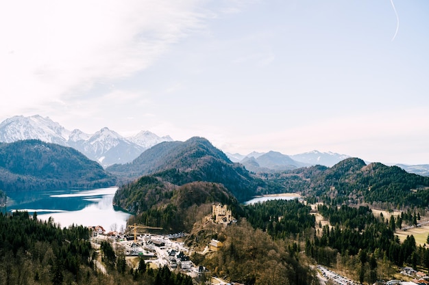 Schloss Hohenschwangau im Wald inmitten des Bergpanoramas