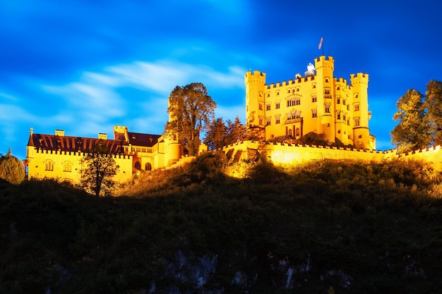Schloss Hohenschwangau ist ein Schloss im Dorf Hohenschwangau in der Nähe von Füssen in Bayern, Deutschland. Schloss Hohenschwangau war die Kindheitsresidenz von König Ludwig II.