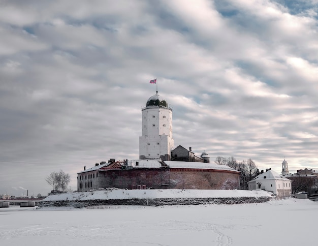 Schloss in der Stadt Wyborg im verschneiten Winter