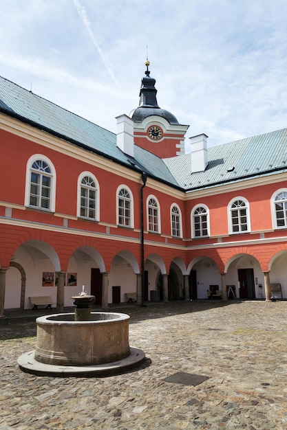 Foto schloss in kamenice nad lipou vysocina region pelhrimov bezirk tschechische republik sonnigen sommertag