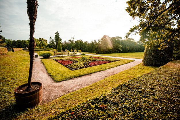 Schloss Lednice mit wunderschönen Gärten und Parks Landschaft LedniceValtice Region Südmähren UNESCO-Welterbe