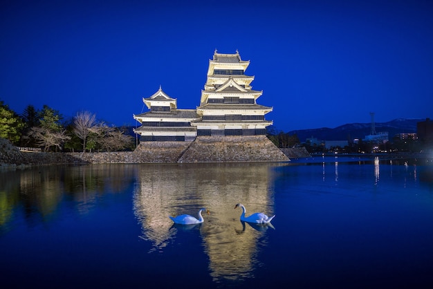 Schloss Matsumoto in Japan in der Dämmerung