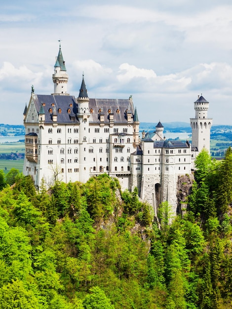 Schloss Neuschwanstein Castle o New Swanstone Castle es un palacio de estilo románico en el pueblo de Hohenschwangau cerca de Fussen en Baviera, Alemania. El castillo de Neuschwanstein fue construido por el rey Luis II.