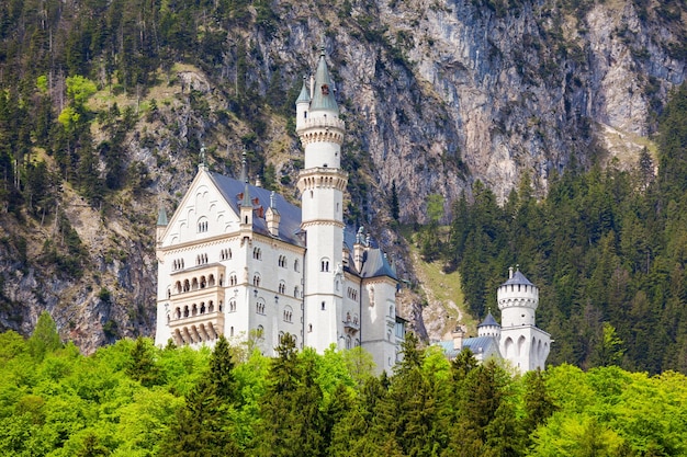 Schloss Neuschwanstein Castle ou New Swanstone Castle é um palácio renascentista românico na vila de Hohenschwangau, perto de Fussen, na Baviera, Alemanha. O Castelo de Neuschwanstein foi construído pelo rei Ludwig II.