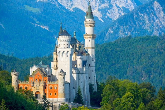 Schloss Neuschwanstein im Licht der aufgehenden Sonne