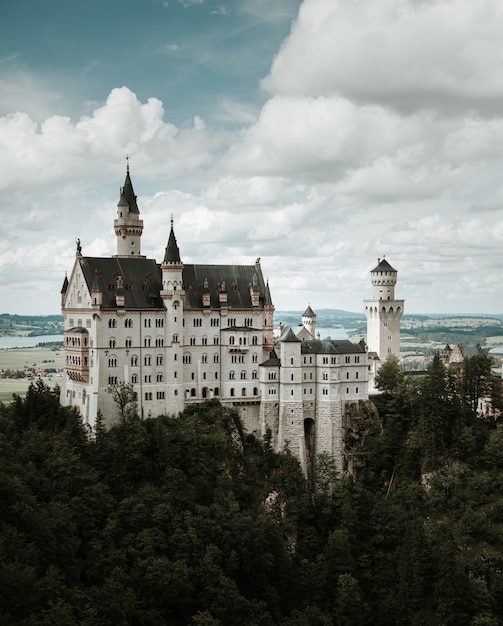 Schloss Neuschwanstein in den bayerischen Alpen, Deutschland.