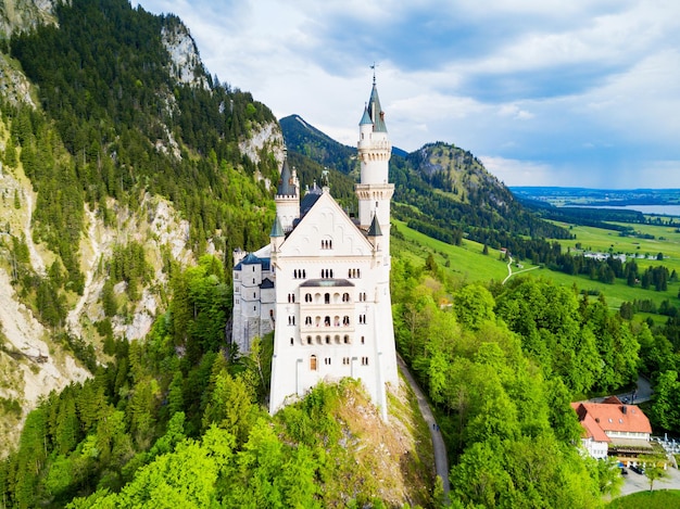 Schloss Neuschwanstein oder New Swanstone Castle Luftpanoramablick. Schloss Neuschwanstein ist ein romanisches Schloss in Hohenschwangau in der Nähe von Füssen in Bayern, Deutschland.