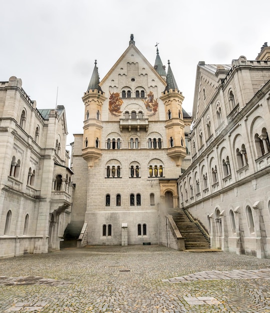 Schloss Neuschwanstein unter bewölktem Himmel