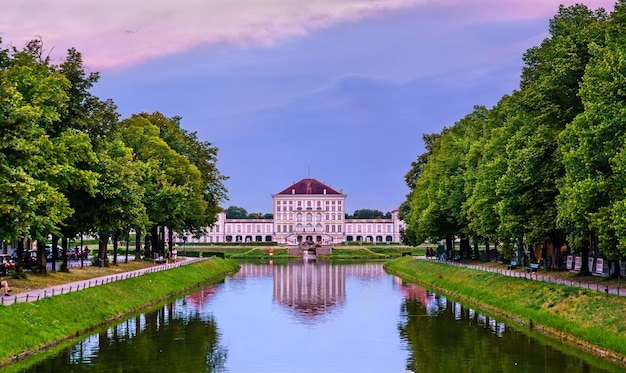 Schloss nymphenburg un palacio barroco en munich baviera al atardecer alemania