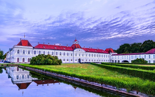 Schloss nymphenburg un palacio barroco en munich baviera al atardecer alemania