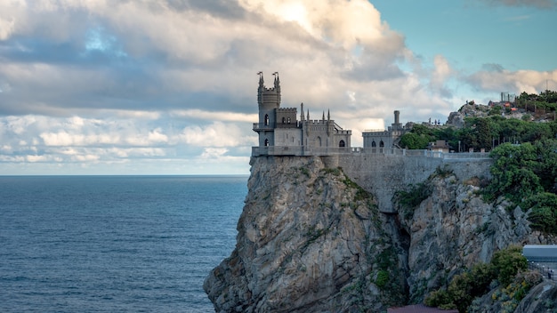 Schloss Schwalbennest auf der Klippe über dem Schwarzen Meer Nahaufnahme, Krim, Jalta. Eine der beliebtesten Touristenattraktionen der Krim.