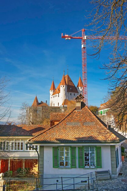 Schloss Thun oberhalb der Thuner Altstadt. Das Schloss Thun ist ein Schlossmuseum in der Stadt Thun im Schweizer Kanton Bern, wo die Aare aus dem Thunersee fließt. Heute ist es ein Schweizer Kulturerbe.