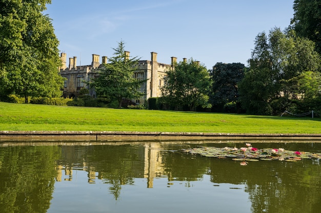 Schloss umgeben von einem Garten mit einem See