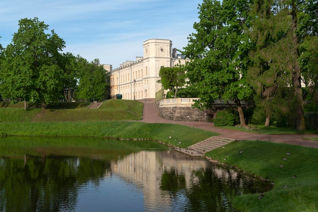 Schloss- und Parkensemble des Gatschina-Parks Karpin-Teich Gatschina-Palast privater Schlossgarten an einem sonnigen Sommertag Gatschina St. Petersburg Russland