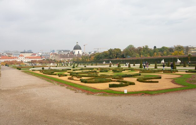 Schlossanlage Belvedere und der grüne Park im Barockstil.