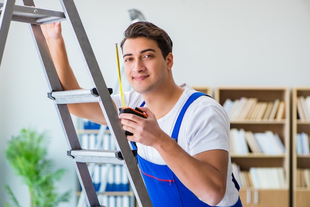 Schlosser, der mit Maßband arbeitet