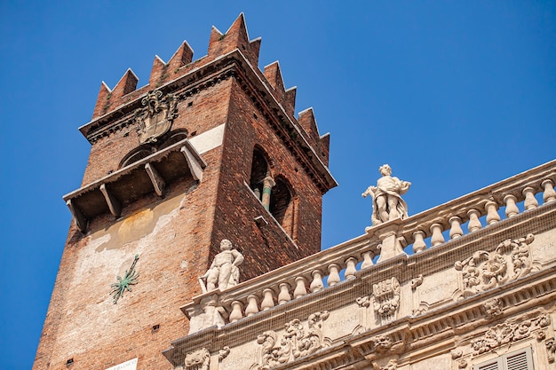 Schlossturmdetail von Verona auf der Piazza delle Erbe, Erbe-Platz auf Englisch