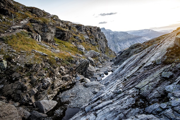 Schlucht in den norwegischen Bergen. Steinbeschaffenheit bei Sonnenuntergang.