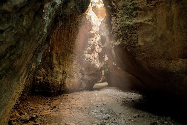 Schlucht oder Grotte, die den Eintritt des Sonnenlichts in Form eines Strahls genießen kann