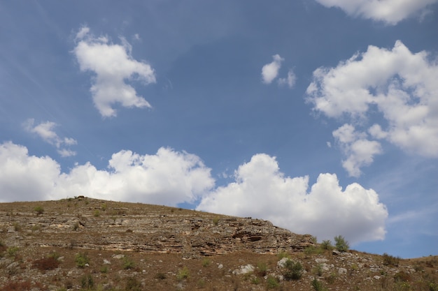 Schluchten gegen den blauen Himmel Sommerhügel