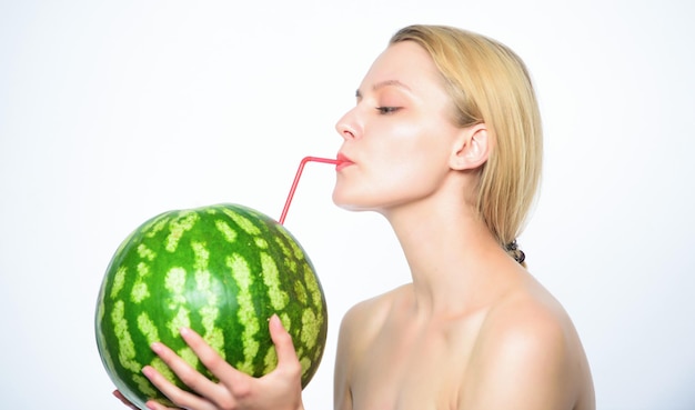 Schluck Frische Mädchen durstig attraktiv nackt trinken frischen Saft ganze Wassermelone Cocktail Stroh weißen Hintergrund Geschmack des Sommerkonzepts Frau genießen natürlichen Saft Wassermelonen-Cocktail-Getränk