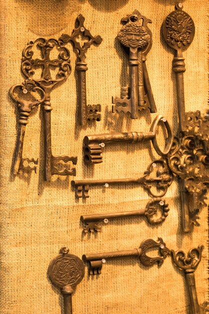 Schlüssel im Retro-Stil hängen an einer Wand