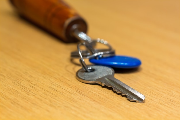 Schlüssel vom Büro links auf Holztisch