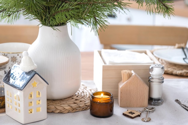 Foto schlüssel zum haus auf gemütlichem zuhause mit weihnachtsdekoration auf dem tisch der festlichen küche geschenk für das neue jahr